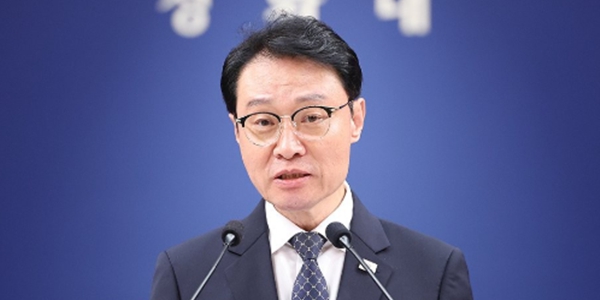 청와대가 무소속 전북지사 후보 김관영의 '교감설'에 정면으로 반박했다 : 민주당은 공세 수위를 높였다