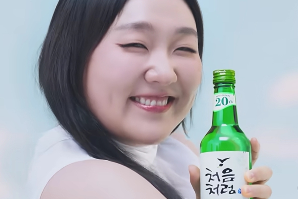 [허프 트렌드] 소주 모델 계보에 이수지 출현 : 파스타 곁들인 '파쏘', 치킨 결합 '치쏘' 음식 페어링 마케팅도