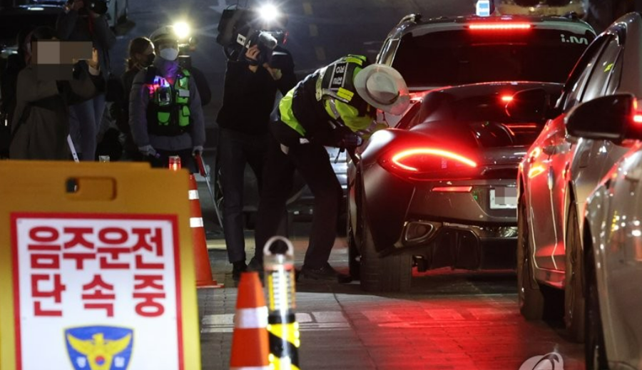 면허 취소 수치 두 배, 만취 상태로 시속 180km 질주해 2명 숨지게 한 30대가 감형 받았다. 이유가 뭘까?