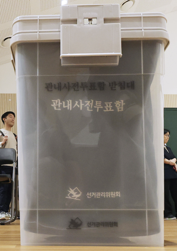6·3 선거에도 '부정선거론' 나올까 : 선관위  '투명' 투표함 받침대 도입하고 참관단도 3배 늘린다