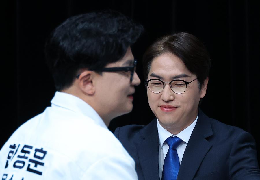 이재명에 반기 못 드나 공격에 민주당 하정우가 주섬주섬 '사진 한 장' 꺼내 들었다 : 한동훈의 쓴웃음