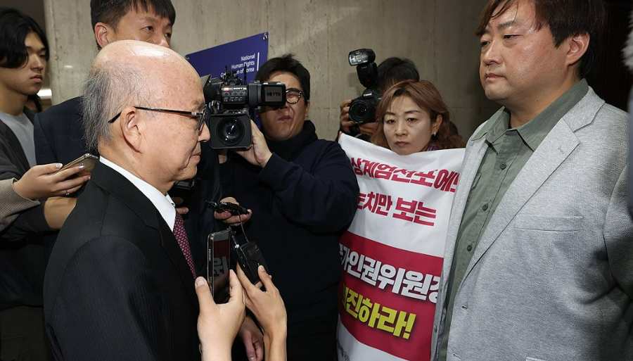 퀴어축제 가면서 반동성애 집회도 참석한다? 안창호 국가인권위 위원장 향한 비판 왜 커졌나
