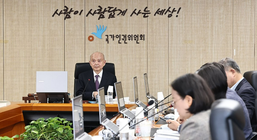 퀴어축제 가면서 반동성애 집회도 참석한다? 안창호 국가인권위 위원장 향한 비판 왜 커졌나