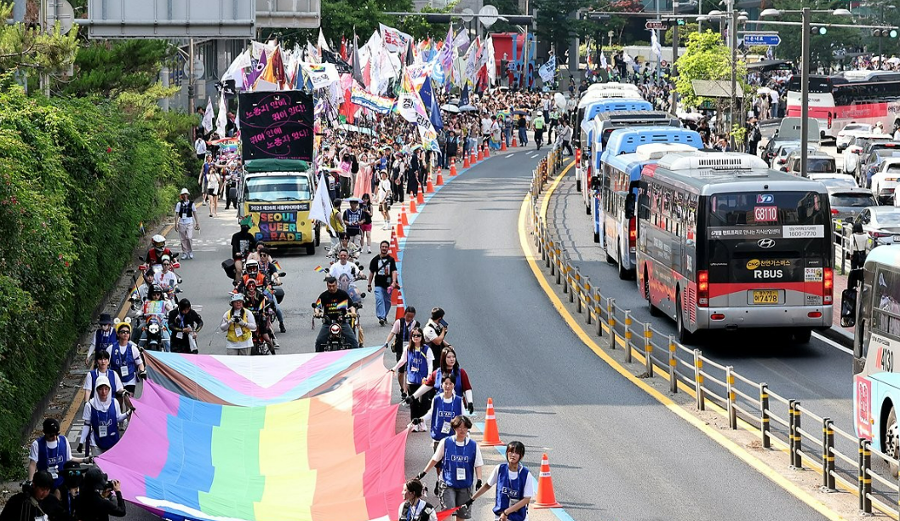 퀴어축제 가면서 반동성애 집회도 참석한다? 안창호 국가인권위 위원장 향한 비판 왜 커졌나