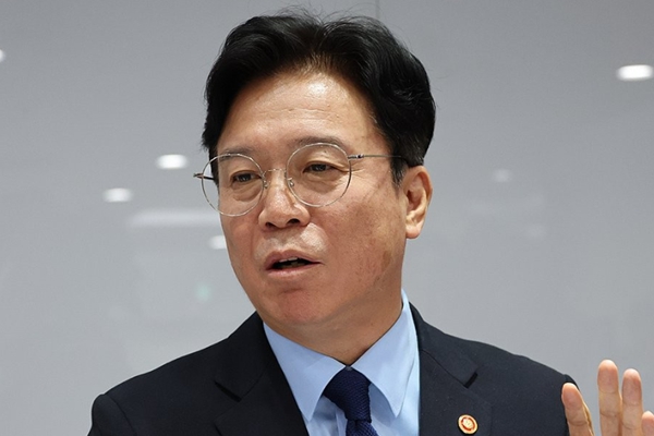 얼마나 벌어야 초과이익인가 : 김영훈 노동부 장관의 '공유론' 뒷받침할 제도 설계가 지난한 이유