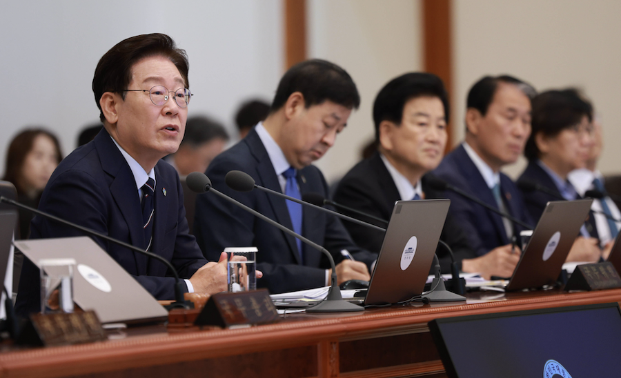 이 대통령 '달러 강제매각설' 허위사실 유포에 중대범죄 경고 : 가짜뉴스 대응 대통령만 나서나