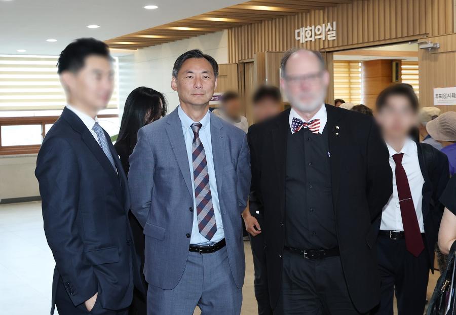 경찰이 '부정선거론자' 모스 탄의 출국 금지를 요청했다, 도주 우려