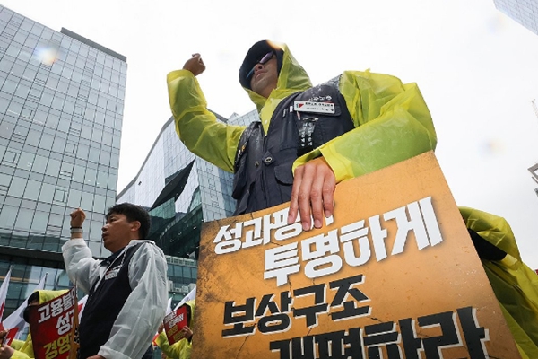 카카오 노조가 파업 일주일 앞두고 공세 수위 높였다 : 홍민택 CPO 퇴사는 책임 회피 