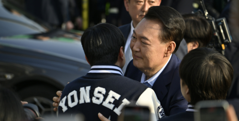 '투표용지 부족 사태'에 잠실로 몰려온 '자유대학' : 2030 극우의 최전선, '서부지법 폭동' 사태를 떠올린다