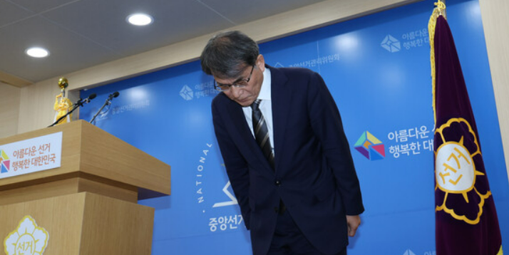 '부정선거 빌미 제공' 선관위가 바로 서야 나라가 선다 : 선관위 '신뢰 회복'은 언제쯤 될까