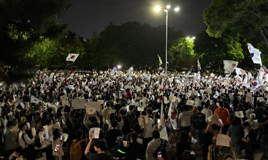 여자 국가대표 선수들은 애원했고, 기자는 폭행 당하고, 경찰은 모욕을 받았다 : 잠실 개표소 앞은 혼돈의 카오스