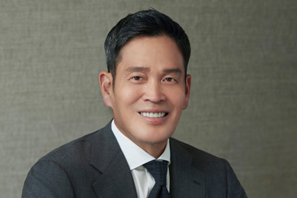 신세계 정용진 경영 일선에  직접 나섰다 : 이마트·프라퍼티 대표이사 맡아 책임경영 강화 이사회와 주주 평가 받겠다
