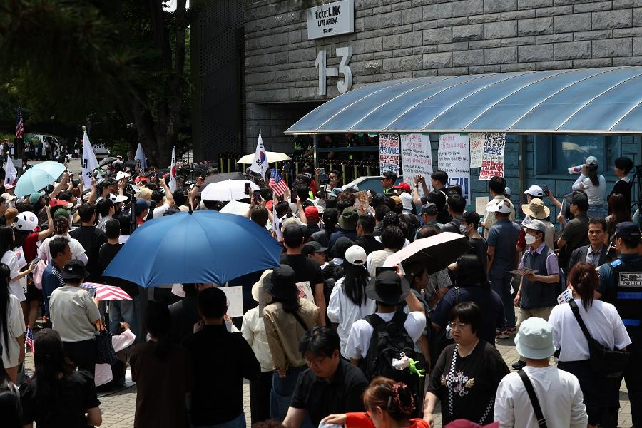 여자 국가대표 선수들은 애원했고, 기자는 폭행 당하고, 경찰은 모욕을 받았다 : 잠실 개표소 앞은 혼돈의 카오스