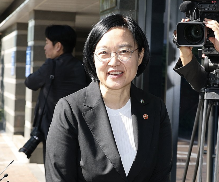우리나라 여성 총리·장관 성공 계보에 한성숙은 어떤 색채 더할까 : 한명숙 이후 20년 만의 여성 총리