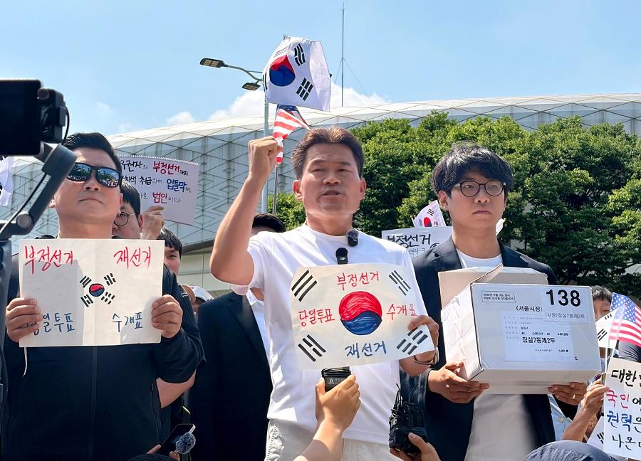 장동혁은 직접 만든 '부정선거' 피켓 들고 나경원은 태극기 칠하고 : 국힘 의원들이 '올공'으로 달려간다