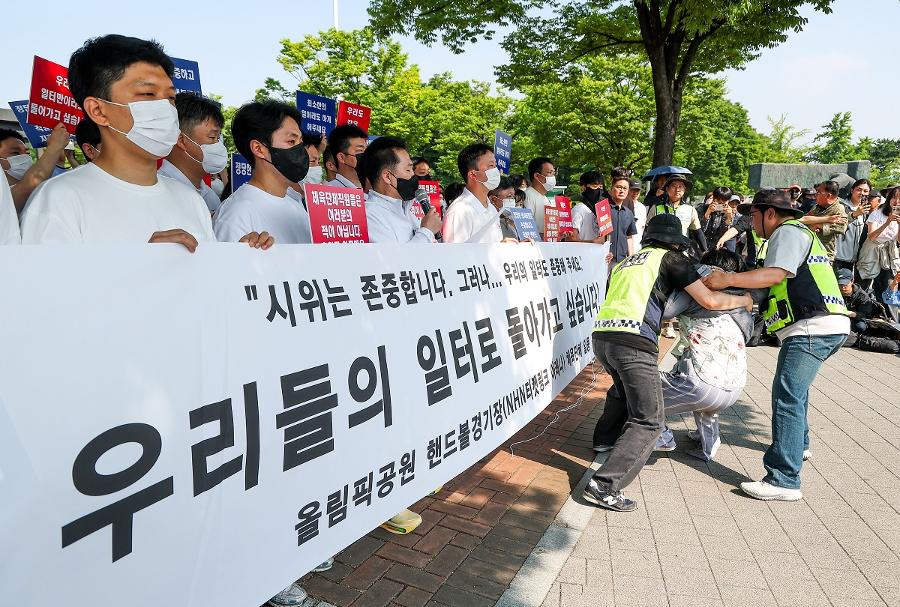 장동혁은 직접 만든 '부정선거' 피켓 들고 나경원은 태극기 칠하고 : 국힘 의원들이 '올공'으로 달려간다