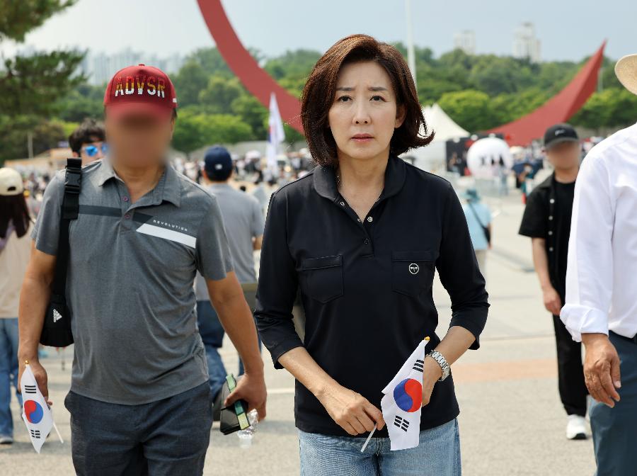 장동혁은 직접 만든 '부정선거' 피켓 들고 나경원은 태극기 칠하고 : 국힘 의원들이 '올공'으로 달려간다