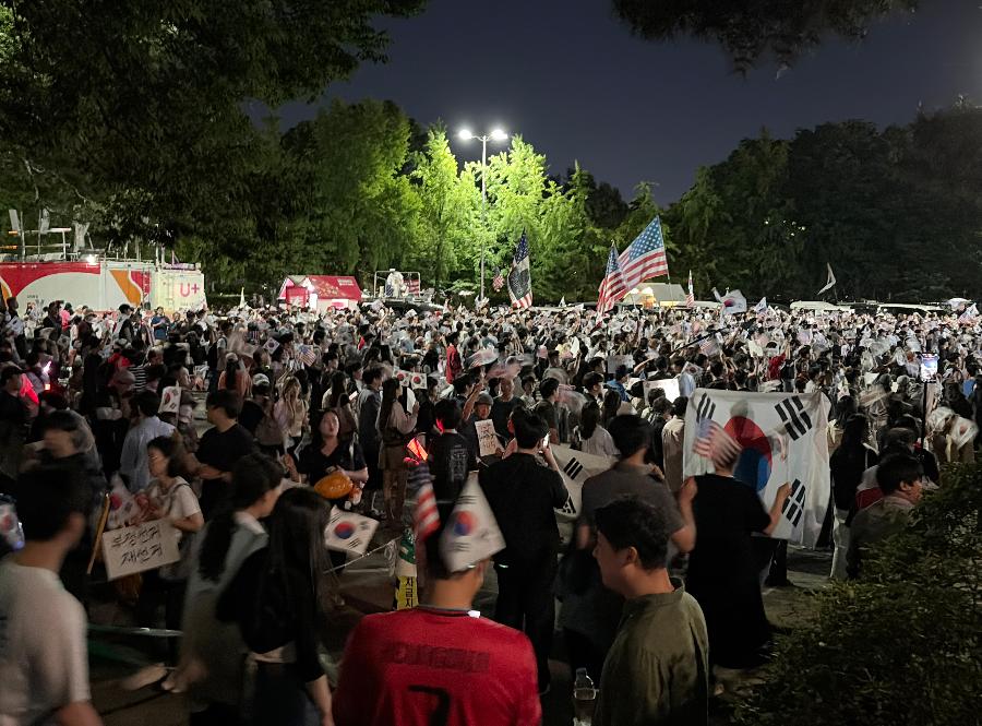 장동혁은 직접 만든 '부정선거' 피켓 들고 나경원은 태극기 칠하고 : 국힘 의원들이 '올공'으로 달려간다