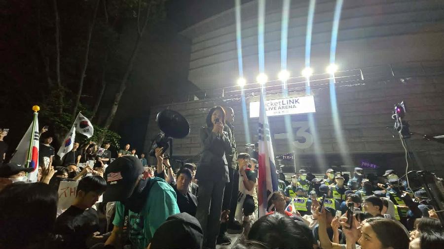 장동혁은 직접 만든 '부정선거' 피켓 들고 나경원은 태극기 칠하고 : 국힘 의원들이 '올공'으로 달려간다