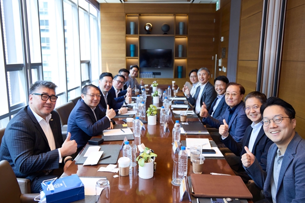 카카오뱅크 윤호영이 판교 찾은 몽골 중앙은행 총재 만났다 : 글로벌 영토 확장에 강력한 동력 얻었다