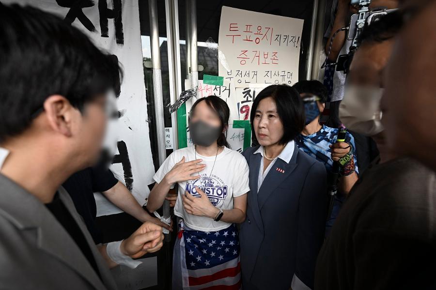 12일째 잠실 투표소 봉쇄 시위, 출입 통제·사적 검문 논란 : 유승민 대한체육회장도 예외는 아니었다