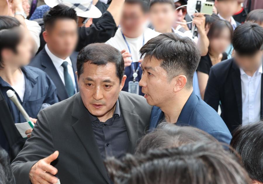 12일째 잠실 투표소 봉쇄 시위, 출입 통제·사적 검문 논란 : 유승민 대한체육회장도 예외는 아니었다