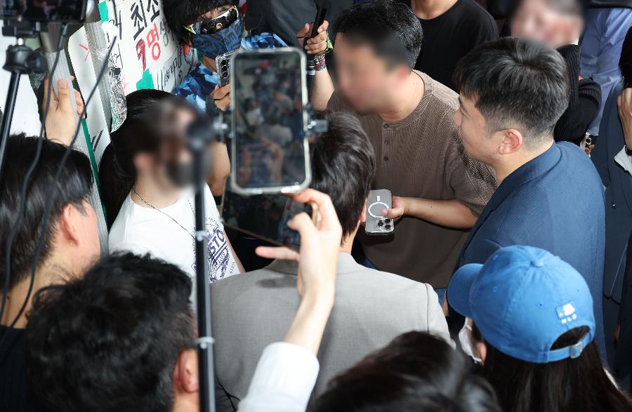 12일째 잠실 투표소 봉쇄 시위, 출입 통제·사적 검문 논란 : 유승민 대한체육회장도 예외는 아니었다