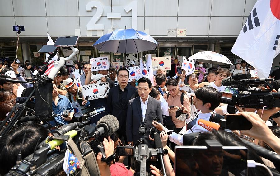 12일째 잠실 투표소 봉쇄 시위, 출입 통제·사적 검문 논란 : 유승민 대한체육회장도 예외는 아니었다