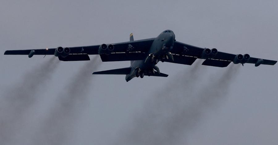 미국 전략폭격기 B-52 추락, 8명 전원 사망 : 70년 된 비행기를 지금도 쓴다고?