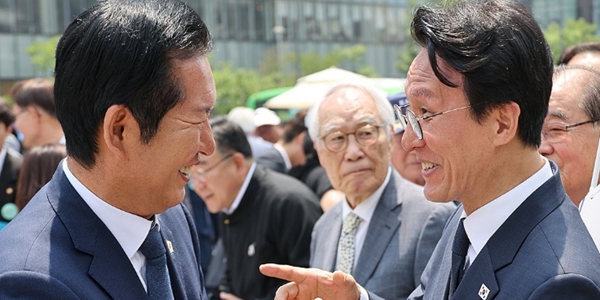 왜 이번엔 '정청래 패싱' 없나, 청와대 이재명 귀국 공항 환영 행사에 정청래·김민석 모두 참석