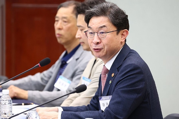 '잔인한 금융' 해결 위해 금융 시스템 재편한다 : 금융위원장 이억원 회피 아닌 포용이 합리적 선택 될 수 있게
