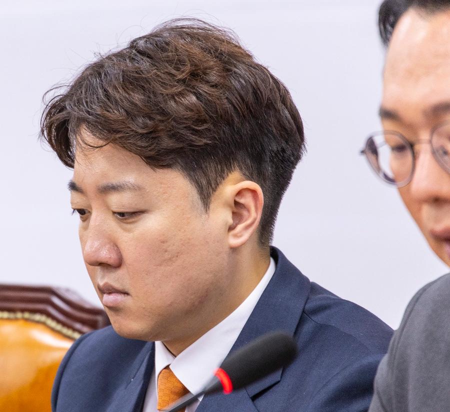 '정치 테러'→'피습 자작극' 의혹 : 정이한 전 부산시장 후보 탈당에 연락 두절, 이준석·천하람 고개 숙였다