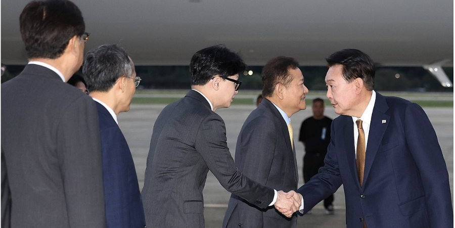 대통령 '공항정치'의 역사 : 이재명-정청래부터 윤석열-한동훈, 박근혜-김무성까지