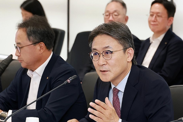 금융위 금융권의 인공지능 전환 판 깐다 : 가이드라인 지정하고 망분리 규제 해제