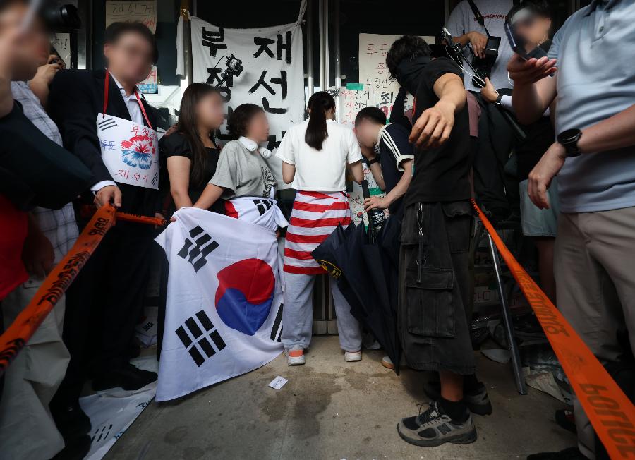 '올공 시위' 3주째 : 잠실 개표소 봉쇄로 선수는 '태극마크 없는 유니폼' 출전하고, 박서진 콘서트는 취소됐다
