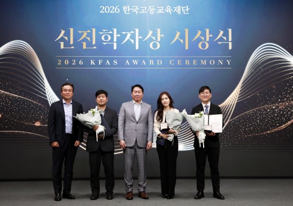 SK그룹 최태원 회장의 전천후 'AI 전도' : 한국고등교육재단 신진학자상 시상식서 AI와 어떻게 협력할지 고민해야 한다