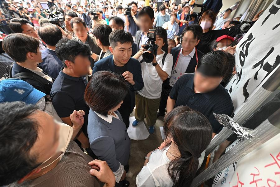 '올공 시위' 3주째 : 잠실 개표소 봉쇄로 선수는 '태극마크 없는 유니폼' 출전하고, 박서진 콘서트는 취소됐다