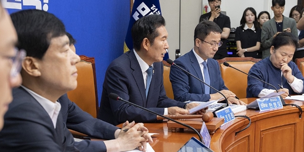 민주당, 공석 지역위원장 자리에 임시로 기초단체장 임명한다 : 전당대회 앞두고 지역 당원 불만
