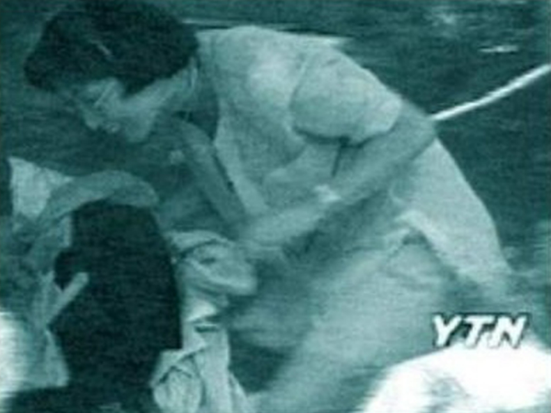 [허프생각] 베네수엘라 구조 현장에서 어떤 이들은 셀카 찍었다 : 타인의 고통에 대한 무감각