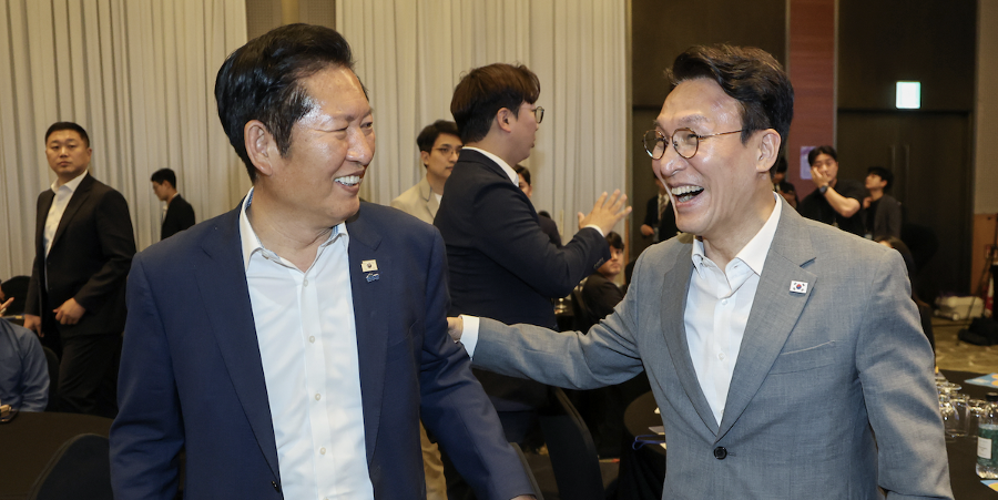 유시민 '재건축론'으로 수면 위 오른 민주당 노선투쟁 : 조금씩 넓힐까, '문재인' 밟으면서 크게 늘릴까