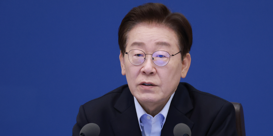 이재명 긍정평가 54%로 2달 만에 하락세 멈췄다, 중도층서 긍정평가 7%p 상승