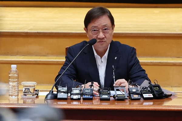 KB금융지주가 회장 후보 추리는 날 : 금융당국이 '그 전'에 낸다던 개선안은 감감무소식이니 '말의 신뢰'는 어디?
