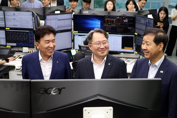 경제부총리 구윤철 외환시장 24시간 개방 첫날 딜링룸 방문 : 선진시장 수준 접근성 갖추기 위한 출발점