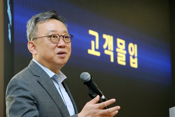 신한은행장 정상혁 하반기 핵심 전략으로 '와이드 앤 딥' 선포 : 신한금융지주 회장 진옥동의 'AX' 메시지도 구체화했다
