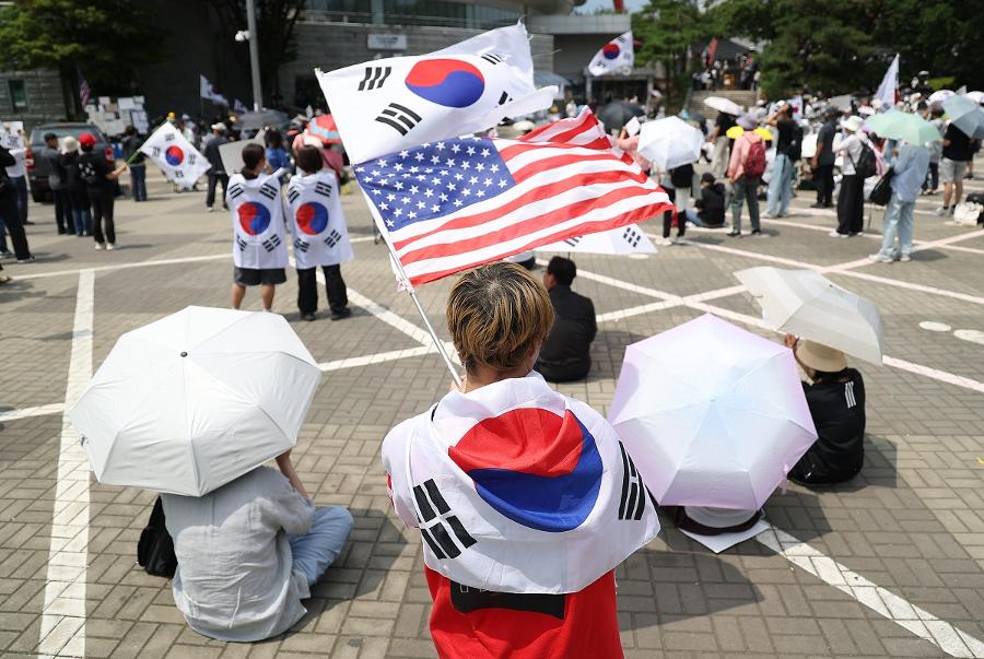 [허프 생각] 250주년 독립기념일, 지하철 속 흑인 여성과 복면 남성들 : 왜 극우는 애국의 얼굴을 하는가