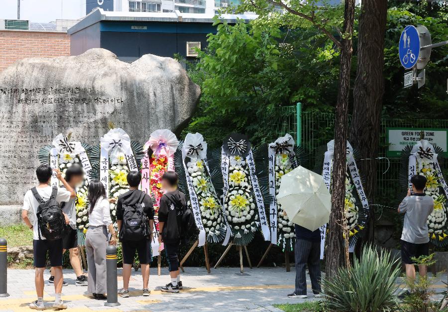 배재고 앞에 놓인 화환 비판한 가수 하림 : 5·18 유족인 내게 '일베'라 하고 '좌파'라 손가락질, 코미디다