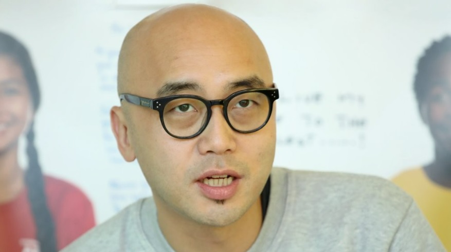 배재고 앞에 놓인 화환 비판한 가수 하림 : 5·18 유족인 내게 '일베'라 하고, '좌파'라 손가락질, 코미디
