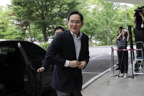 삼성전자의 기업가치를 두고 시선이 엇갈리기 시작했다 : 관건은 이재용 HBM에서 '초격차'라는 단어 다시 쓸 날 오는지에 달렸다