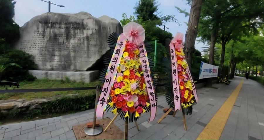 배재고 앞에 놓인 화환 비판한 가수 하림 : 5·18 유족인 내게 '일베'라 하고 '좌파'라 손가락질, 코미디다