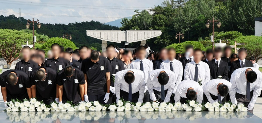 '광주 민주화운동 조롱' 배재고 학생들의 경위서에 누리꾼들 뿔났다 : 5·18 단체는 선처를 요청했다